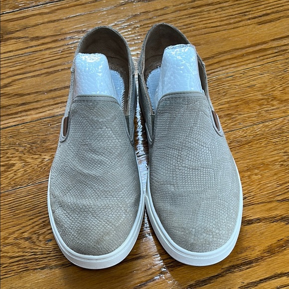 Olukai Pehuea leather snakeskin print sneakers. Taupe/tan.  Size 8.5. No insoles - Picture 1 of 14